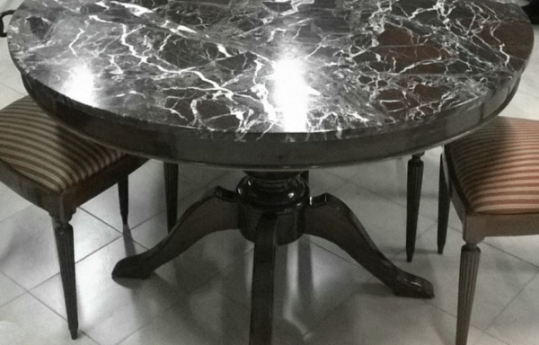 Tavolo con marmo