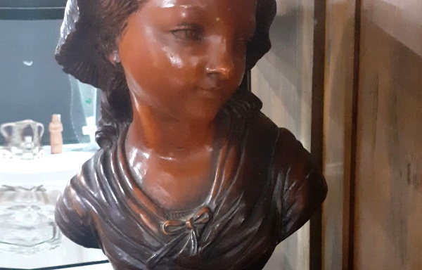 Statua mezzo busto di donna