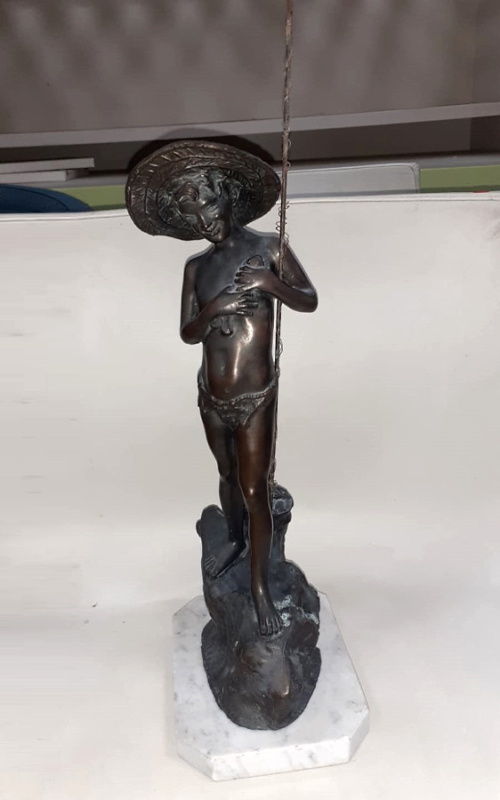 Statua del “Pescatorello”, opera firmata Giovanni Varlese 