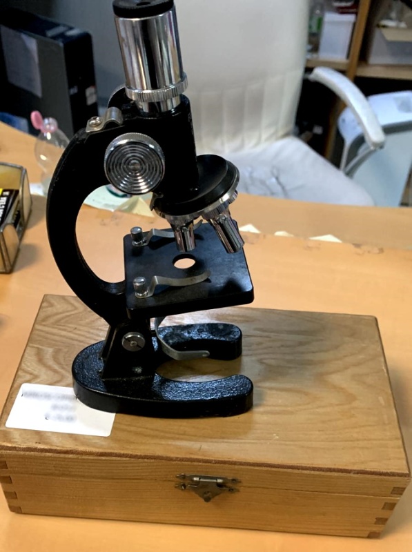 Microscopio da collezione della Federico Motta Editore