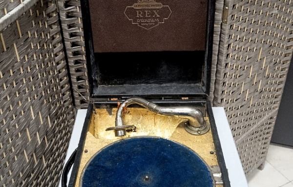 38462 Grammofono antico in valigetta