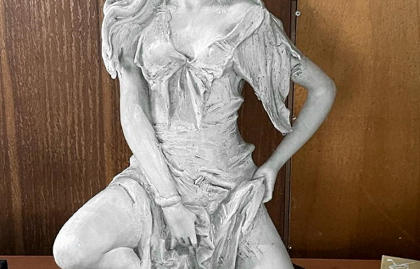 38482 Statua in porcellana a firma G. Barbette
