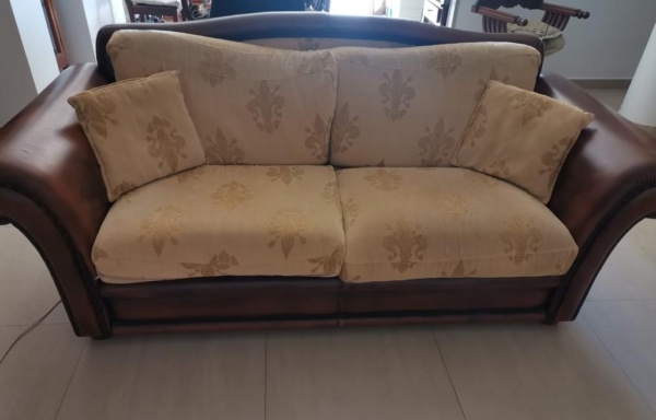 40861 Due divani di pelle e stoffa Cognac-Oro