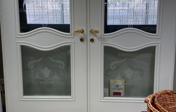 41371 Porte scorrevoli bianche di legno massello con vetri decorati