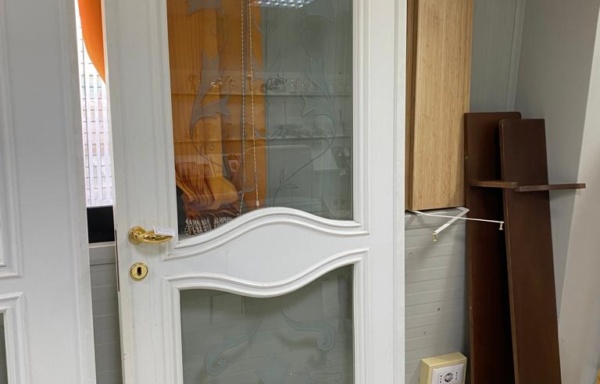 41372 Porta scorrevole legno massello bianco con vetro decorato